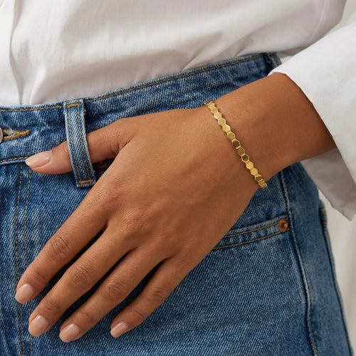 Brățară Fagure placată cu aur 18K – 6.2 cm - Pe mana casual